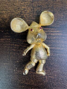 Topo Gigio Mouse Brooch Gold Tone with Red Eyes - Sphinx for Boucher 1960’s